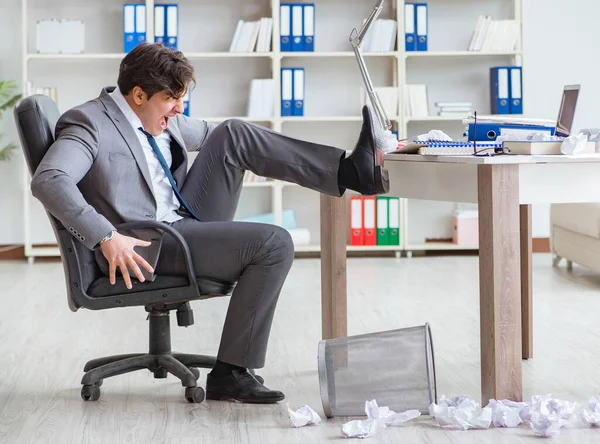Arg affärsman chockad arbetar på kontoret sparken sparkade — Stockfoto