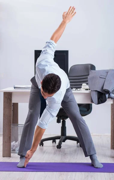 Uomo d'affari che fa sport in ufficio durante la pausa — Foto Stock