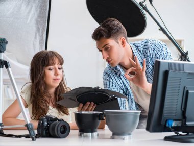 Fotoğraf stüdyosunda çalışan genç fotoğrafçı.