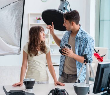 Fotoğraf stüdyosunda çalışan genç fotoğrafçı.