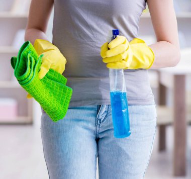 Kadın evde temizlik yapıyor.