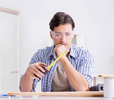 Marangozluk hobisi olan genç bir adam.