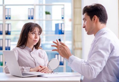 Estetik cerrah kadın yüzü ameliyatına hazırlanıyor