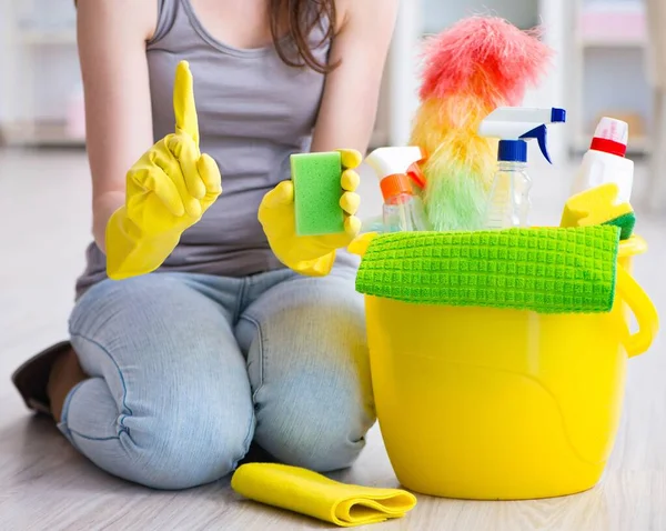 Femme faisant le ménage à la maison — Photo
