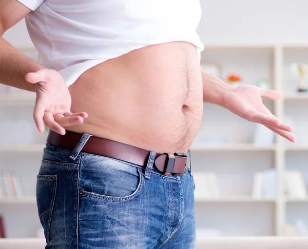 Człowiek cierpiący na nadwagę w koncepcji diety — Zdjęcie stockowe