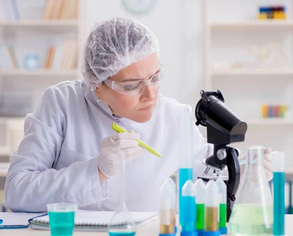 Mulher química que trabalha no laboratório de clínica hospitalar — Fotografia de Stock