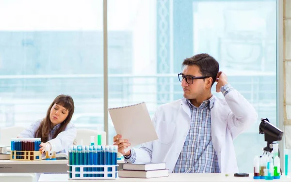 Twee chemici die in het lab experimenteren — Stockfoto