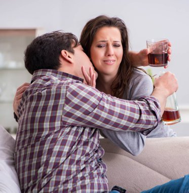 Sarhoş alkoliklerle aile içi şiddet kavramı