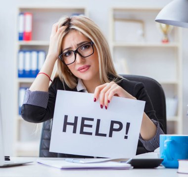 Ofiste mesajı olan genç bir iş kadını.