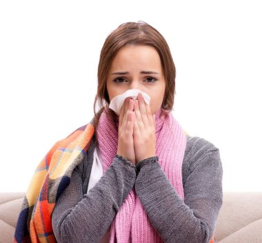 Ekonomi sınıfında soğuktan acı çeken bir genç.