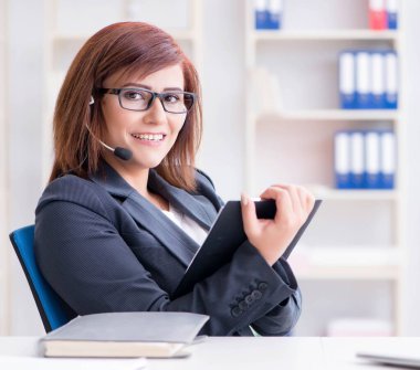 Müşterilerle çalışan çağrı merkezi operatörü