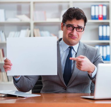 Ofisteki işadamı elinde boş bir mesaj panosu tutuyor.