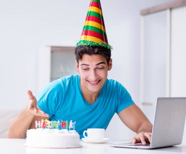 Genç adam doğum gününü evde yalnız kutluyor.