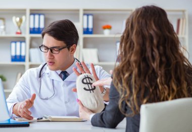 Sağlık sigortası dolandırıcılığı konseptinde genç doktor