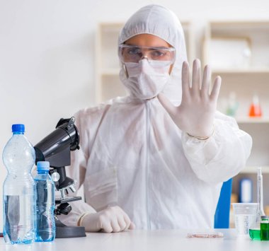 Laboratuvar asistanı su kalitesini test ediyor