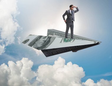 Ticari konseptte kağıt uçakla uçan bir iş adamı