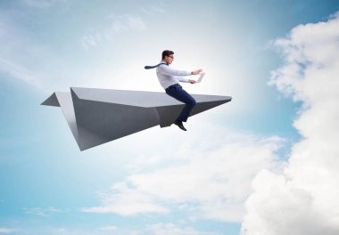 Ticari konseptte kağıt uçakla uçan bir iş adamı