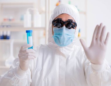 Laboratuvarda çalışan genç bir kimyager.