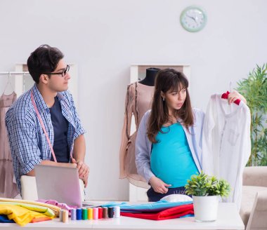 Hamile kadın yeni kıyafet için terziye gidiyor.