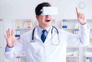 Sanal gerçeklik kulaklığı olan genç doktor ofiste çalışıyor.