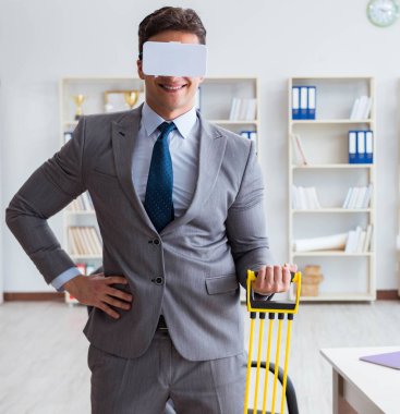 İş adamı VR gözlük takan elastik genişletici ile egzersiz yapıyor.