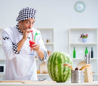 Mutfakta karpuzlu bir erkek aşçı.
