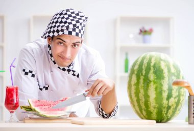 Mutfakta karpuzlu bir erkek aşçı.