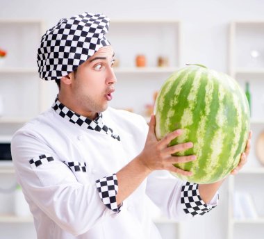 Mutfakta karpuzlu bir erkek aşçı.