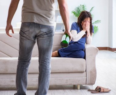 Sarhoş koca aile içi şiddet kavramında karısını taciz ediyor.