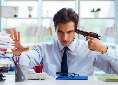 İntihar etmeyi düşünen silahlı kızgın bir işadamı.