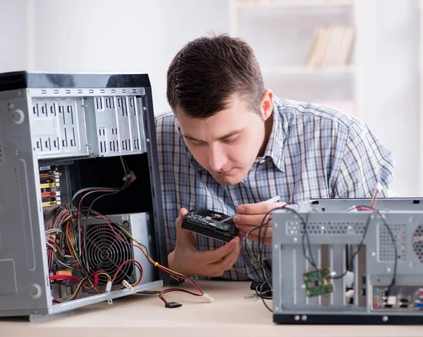 Jovem técnico de reparação de computador em oficina — Fotografia de Stock