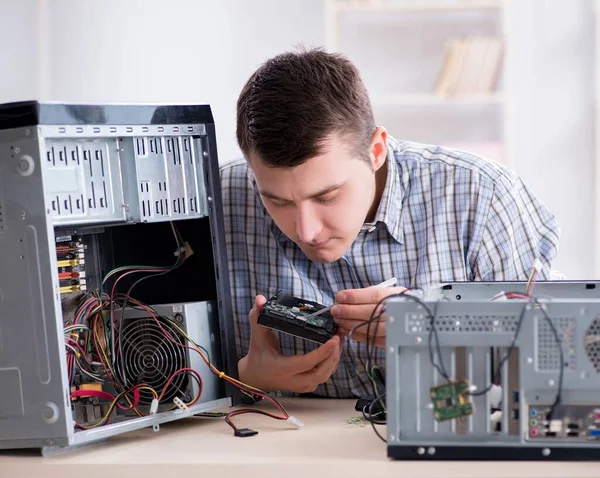 Junger Techniker repariert Computer in Werkstatt — Stockfoto