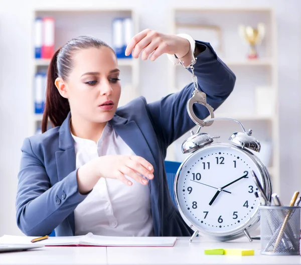 Zakenvrouw in time management concept — Stockfoto