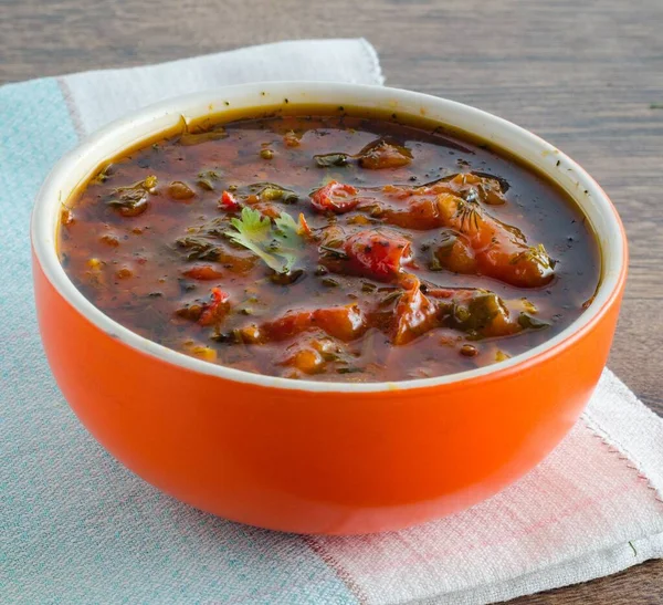 Tazón de sopa tradicional Borscht en la mesa —  Fotos de Stock