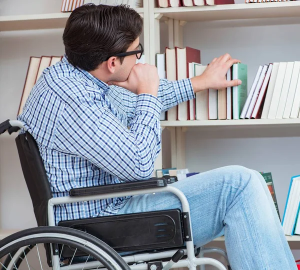 Kütüphanede okuyan engelli öğrenci — Stok fotoğraf