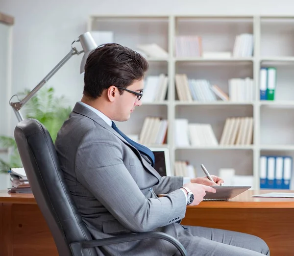 Young businessman working in the office — Stock Photo, Image