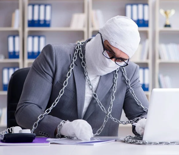 Bandaged businessman worker working in the office doing paperwor — Stock Photo, Image