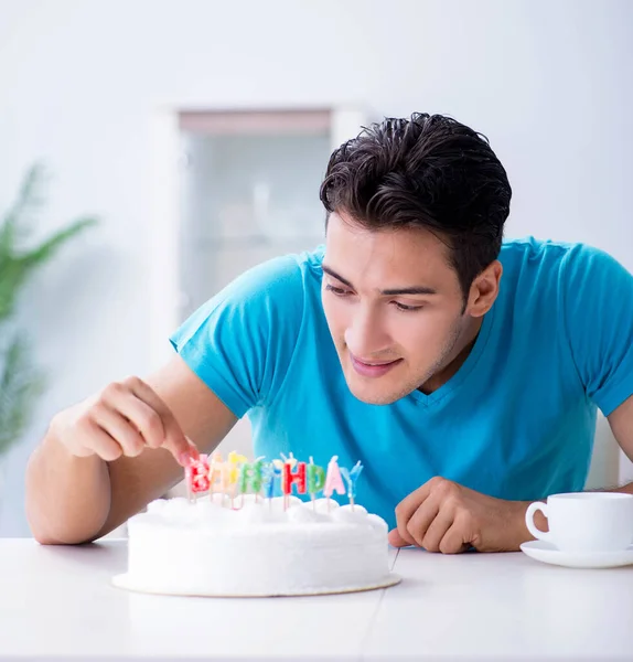 年轻人在家里一个人庆祝生日 — 图库照片