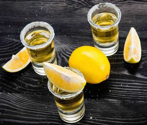 Tequila drink served in glasses with lime and salt — Stock Photo, Image