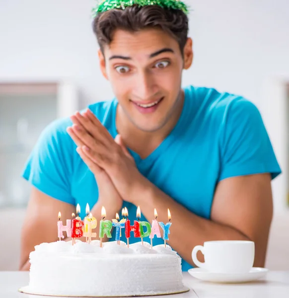 Mladý muž slaví narozeniny sám doma — Stock fotografie