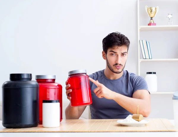 Sportler probieren neue Proteinpräparate für bessere Muskeln — Stockfoto