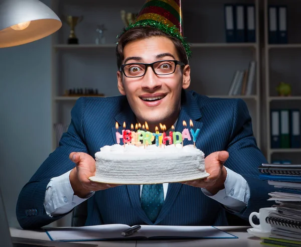 Homem comemorando aniversário no escritório — Fotografia de Stock