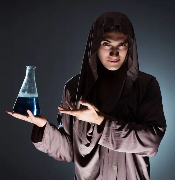 Alchemist experimentiert mit Alchemie-Konzept — Stockfoto