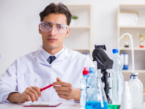 Assistente de laboratório testando a qualidade da água — Fotografia de Stock