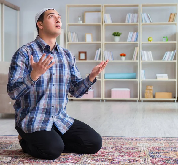 年轻的穆斯林男子在家里祈祷 — 图库照片