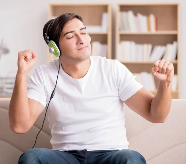 家で音楽を聴く男 — ストック写真