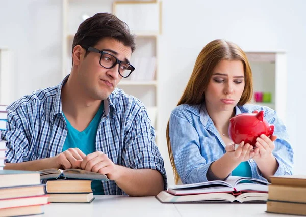 Двоє студентів перевіряють заощадження, щоб оплатити освіту — стокове фото
