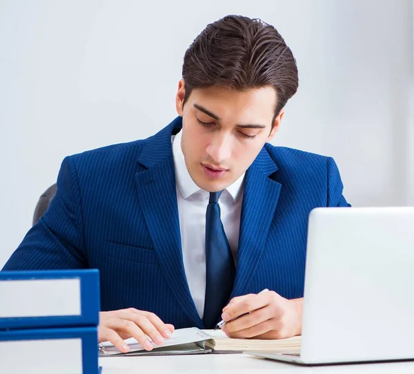 Jovem e bonito empresário empregado trabalhando no escritório na mesa — Fotografia de Stock