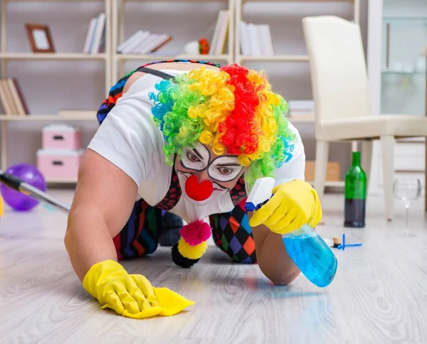 Drôle clown faire nettoyage à la maison — Photo