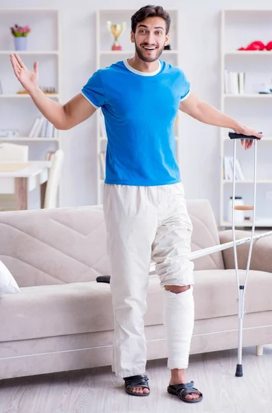 Injured young man recovering at home — Stock Photo, Image